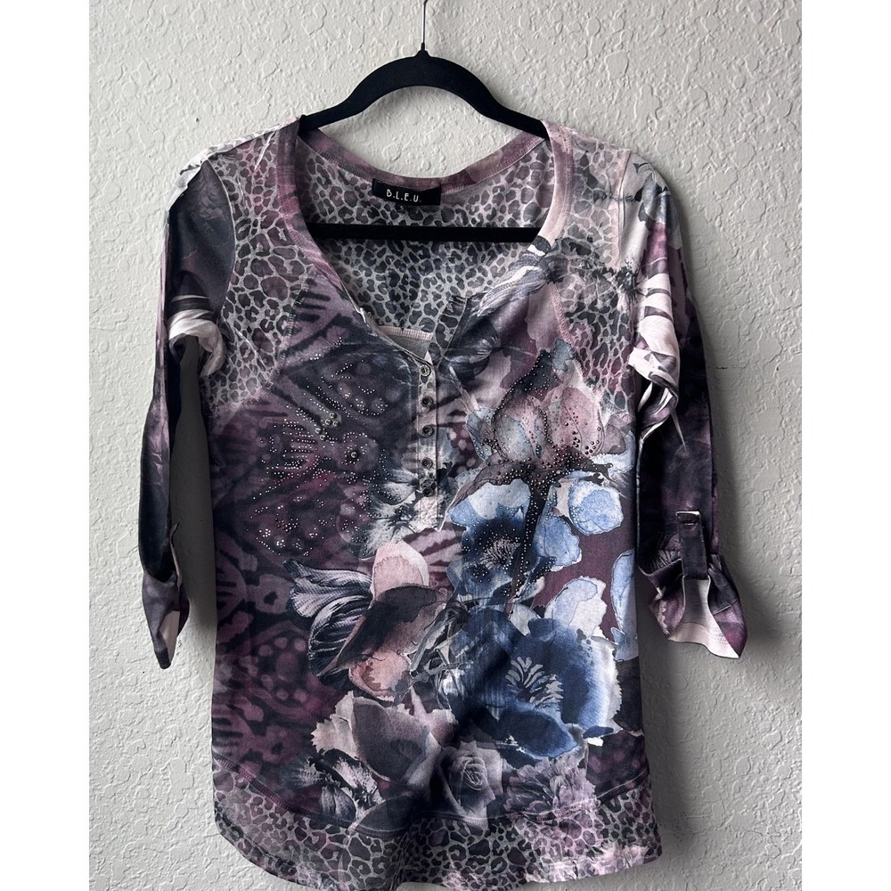 Vintage 2000s/ Y2K Woman's Rhinestone Animal Print Quarter Sleeve Top (Small)